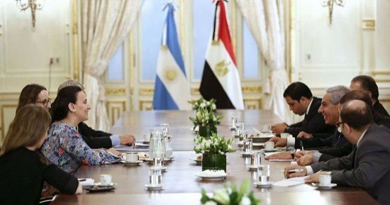 وزير التجارة يبحث إمداد سوق الأرجنتين بالدواء المصرى الجديد لعلاج "فيروس سى"
