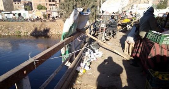 صور.. اضبط مخالفة.. ثقوب وتآكل بأطراف كوبرى برديس الرئيسى فى سوهاج