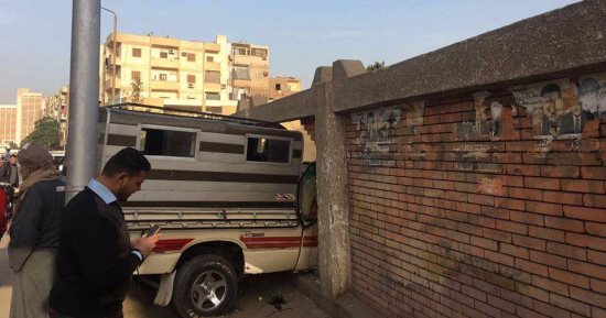إصابة سائق وأمين شرطة فى اصطدام سيارة بسور مدرسة إعدادى بقنا