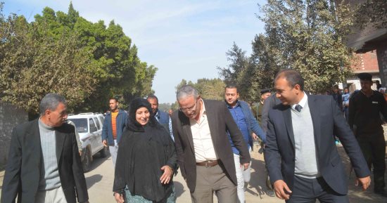 صور.. محافظ المنيا يزور قرية العيسوية استجابة لشكوى الأهالى من هدم سور مدرسة