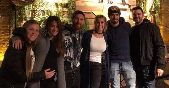 صور.. نجوم برشلونة فى زيارة لمطعم سواريز "تشاليتو"