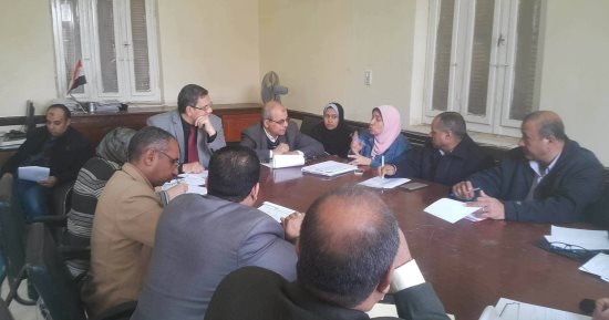 رئيس مدينة مغاغة يناقش موقف تنفيذ مشروعات مياه الشرب والصرف