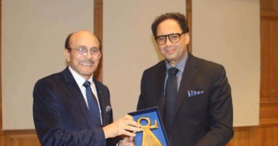 صور.. وزير الثقافة التونسى محمد زين العابدين يكرم الفنان محمد صبحى