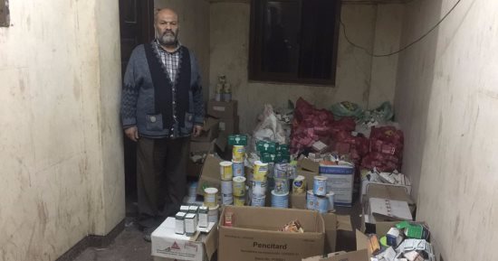 القبض على صاحب صيدلية بحوزته مستحضرات تجميل منتهية الصلاحية بمنشأة ناصر
