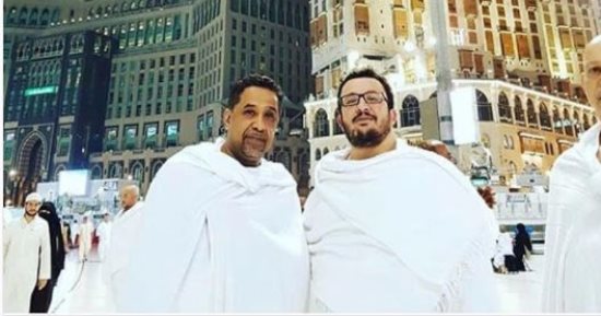صور.. الشاب خالد يؤدى مناسك العمرة قبل حفله الفنى اليوم فى جدة