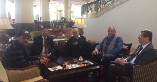 صور.. أحمد شفيق  يواجه شائعات تقييد حركته باستقبال زواره بمقر إقامته
