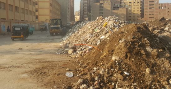 استجابة لليوم السابع.. حى الهرم يرفع مخلفات القمامة من أمام مدارس الصفا