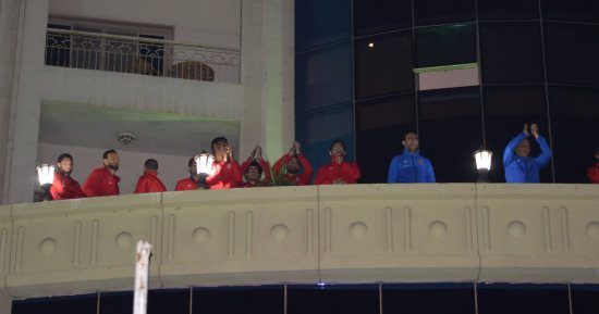 صور .. لاعبو الأهلى يردون التحية للجماهير الحمراء بالمنصورة
