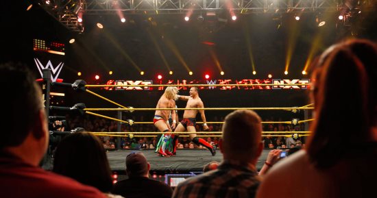 فيس بوك يعقد صفقة مع WWE لبث 12 مبارة مصارعة حصريا