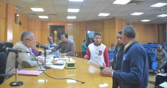 محافظ المنيا يبحث مطالب المواطنين ويكلف المسئولين بحلها