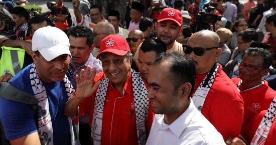 صور.. عودة مهاتير محمد بعد غياب 15 عاما عن الأضواء.. رئيس وزراء ماليزيا الأشهر يعاد انتخابه فى ربيعه الـ92.. حكم البلاد عقدين من الزمان وأدخل طفرة اقتصادية تاريخية.. و5 معلومات مهمة تكشف أبرز محطات حياته
