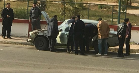 خبراء المفرقعات يفحصون سيارة مجهولة فى السويس