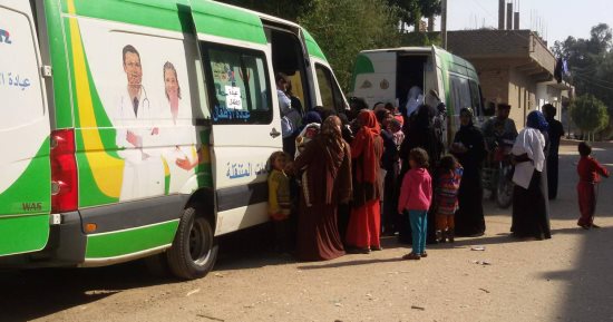 صور.. "علشان تبنيها" بالأقصر تعلن الكشف على 850 مواطنا فى قافلة بقرية المدامود