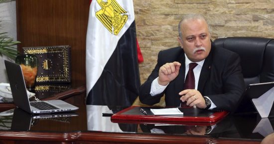 "التموين" توزع اليوم 1000 بطانية وكرتونة سلع غذائية على أهالى الروضة