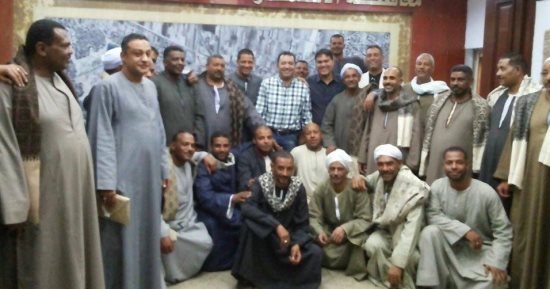 صور.. محافظ الأقصر يلتقي بتجار شادر الحبيل ويمد عقود إيجارهم 3 سنوات جديدة