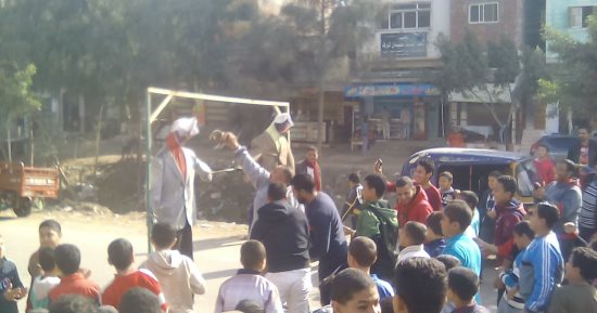 صور.. مشنقة لدميتين لـ"ترامب" و"نيتنياهو" وحرقهما بكفر الشيخ