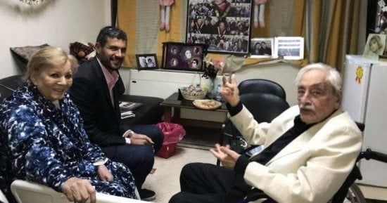 فيديو.. لقاء الفنانين العمالقة.. جميل راتب يطمئن على نادية لطفى فى المستشفى