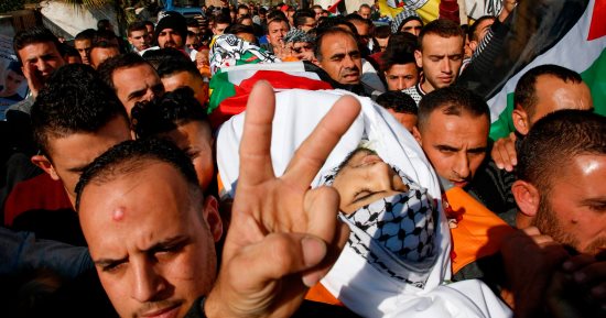 صور.. الفلسطينيون يشيعون جنازة الشهيد محمد الأمين