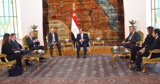 مفوض الاتحاد الأوروبى: السيسي أنقذ الشرق الأوسط وأوروبا