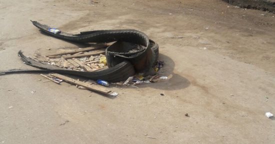 بالصور .. بالوعة عارية وسط شارع خان يونس بوسط البلد والأهالى يستغيثون