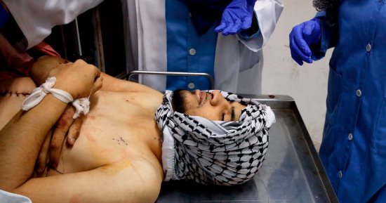 صور.. جثمان الشهيد الفلسطينى "محمد أمين عقل" فى المشرحة بالضفة الغربية