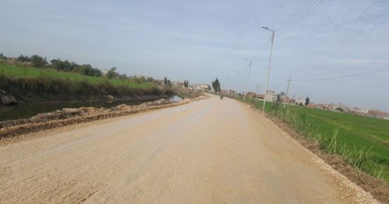 صور .. مديرية الطرق بدمياط تبدأ فى أعمال رفع كفاءة طريق الهرنة بـ 2 مليون جنيه 