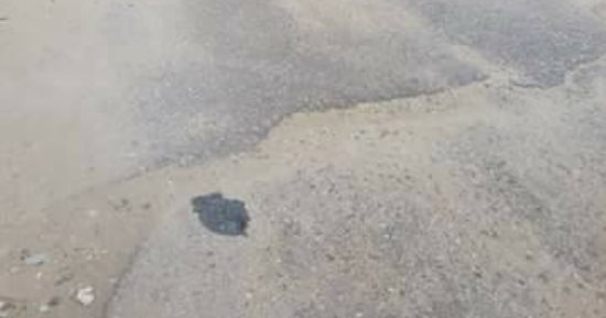 صور.. اضبط مخالفة.. تهالك طبقة الأسفلت بطريق كفر أبو حسين بالشرقية
