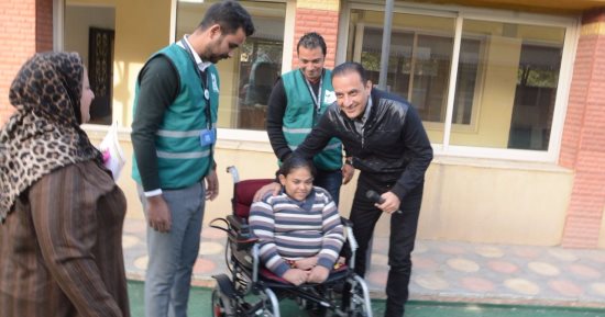 صور.. طارق علام يحقق أمنية طفلة معاقة بكرسى كهربائى متحرك فى "هو ده"