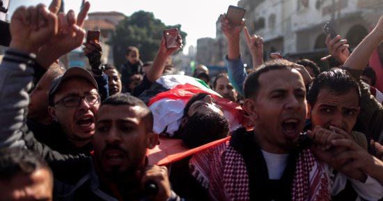 صور.. آلاف الفلسطينيين يشيعون جثمان الشهيد القعيد إبراهيم أبو ثريا