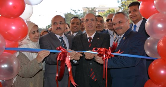 صور  .. رئيس جامعة أسيوط يفتتح المعرض الخيرى الأول للملابس الجاهزة