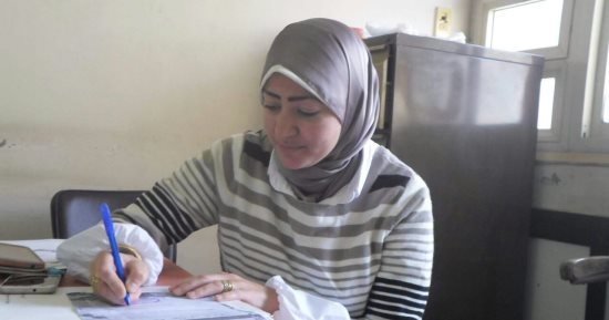 مدير الجودة بصحة بنى سويف توقع إستمارة  علشان تبنيها 