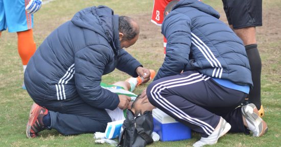 صور.. عملية جراحية بأرض الملعب لمهاجم البلدية بعد إصابته فى مباراة الأولمبى