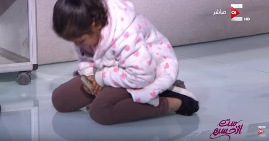 بالفيديو.. طفلة تقبل تمساحا وتسيطر على "كوبرا" على الهواء بـ"ON E"