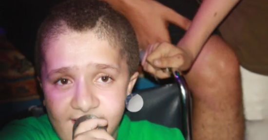 صوت صغير بحلم كبير يهزم الإعاقة.. عمر يبدع فى الغناء ويحلم بلقاء تامر حسنى "فيديو"