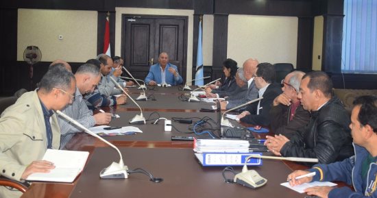 محافظ البحر الأحمر يناقش إنشاء تجمع عمرانى جديد بالغردقة 