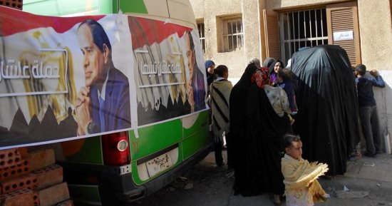 محافظ سوهاج: قافلة طبية تكشف على 545 مواطنا بقرية عنيبس بمشاركة "علشان تبنيها"