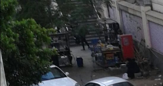 شكوى من انتشار الباعة الجائلين والإشغالات بمداخل محطات المترو بالجيزة