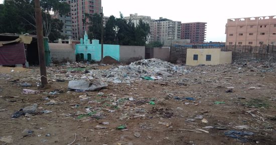 بالصور .. تلال القمامة داخل مقابر بنها يثير غضب الأهالى