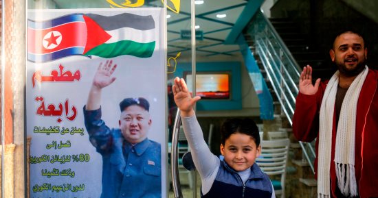 صور.. مطعم فلسطينى يخفض أسعار وجباته 80% لمواطنى كوريا الشمالية