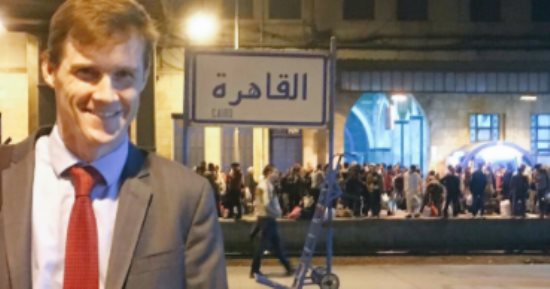 السفير البريطانى من محطة مصر: "فى الطريق لعروس البحر علشان أشرب سحلب"