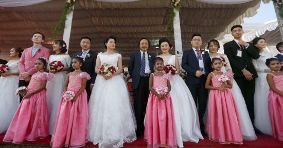 صور.. حفل زواج جماعى لـ50 من الأزواج الصينيين فى سريلانكا