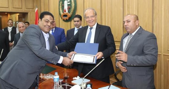 وزير التنمية المحلية يكرم عددا من القيادات المتميزة بمحافظة المنوفية