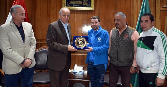 محافظ القليوبية يكرم لاعب المنتخب المصرى لكرة القدم للصم والبكم