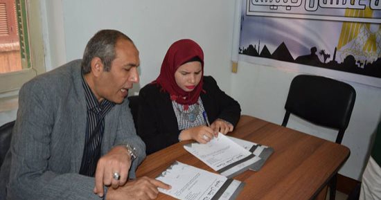 أول كفيفة توقع على استمارة "علشان تبنيها" عبر طريقة "برايل" لتأييد السيسى