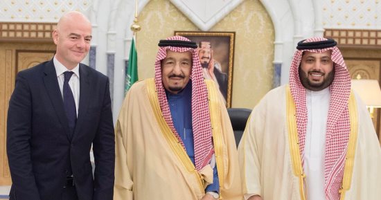 الملك سلمان يستقبل رئيس الفيفا.. صور