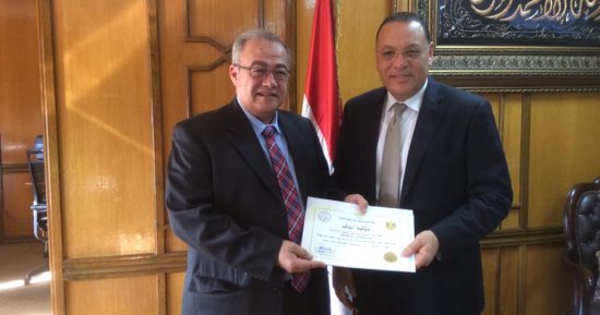 رئيس جامعة قناة السويس يسلم شهادة الاعتماد لعميد طب الأسنان