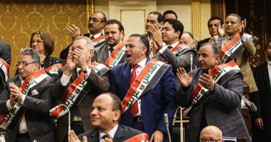 صور.. وشاح "القدس عربية" يزين الجلسة العامة للبرلمان