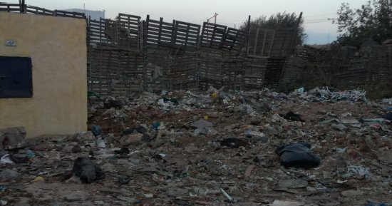 صور.. شكوى من تراكم القمامة والصرف الصحى على مقابر كفر الجزار ببنها