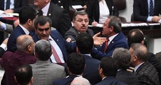 تراشق بالألفاظ واشتباك بالإيدى فى جلسة بالبرلمان التركى عن الموازنة.. صور