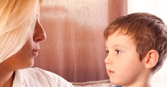سؤال من الماميز.. اعمل إيه لو ابنى قالى "ماما عايز أبوسك زى الأفلام"؟